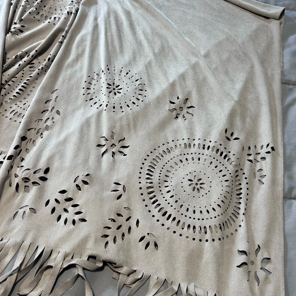 Chico’s Women’s Faux Microsuede Cream Cutout Boho Fringe Western Wrap